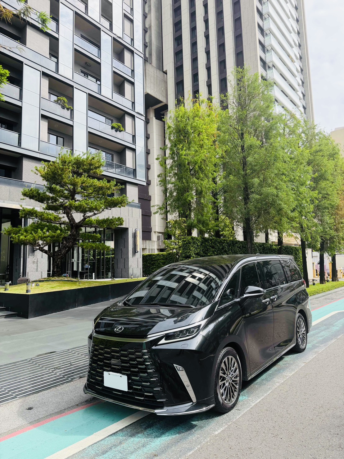 麻古茶坊高雄市區商務接送｜LEXUS LM 500h貴賓用車